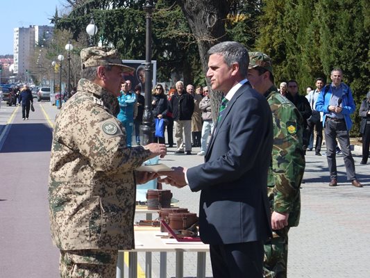 Военният министър Стефан Янев награждава командира на контингента полковник Андрей Мецов.