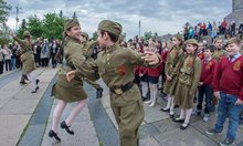 Малки деца във военни униформи изнесоха представление