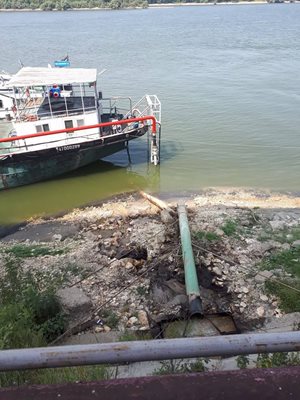 Ниските води на Дунав откриват част от канализационните тръби. Снимка АВТОРЪТ