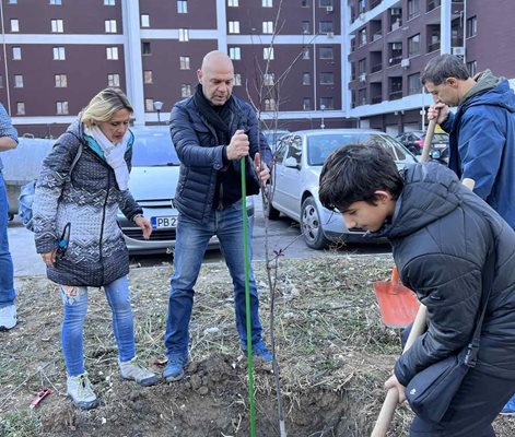 Кметът на  район "Тракия" Костадин Димитров участва  активно в акцията.