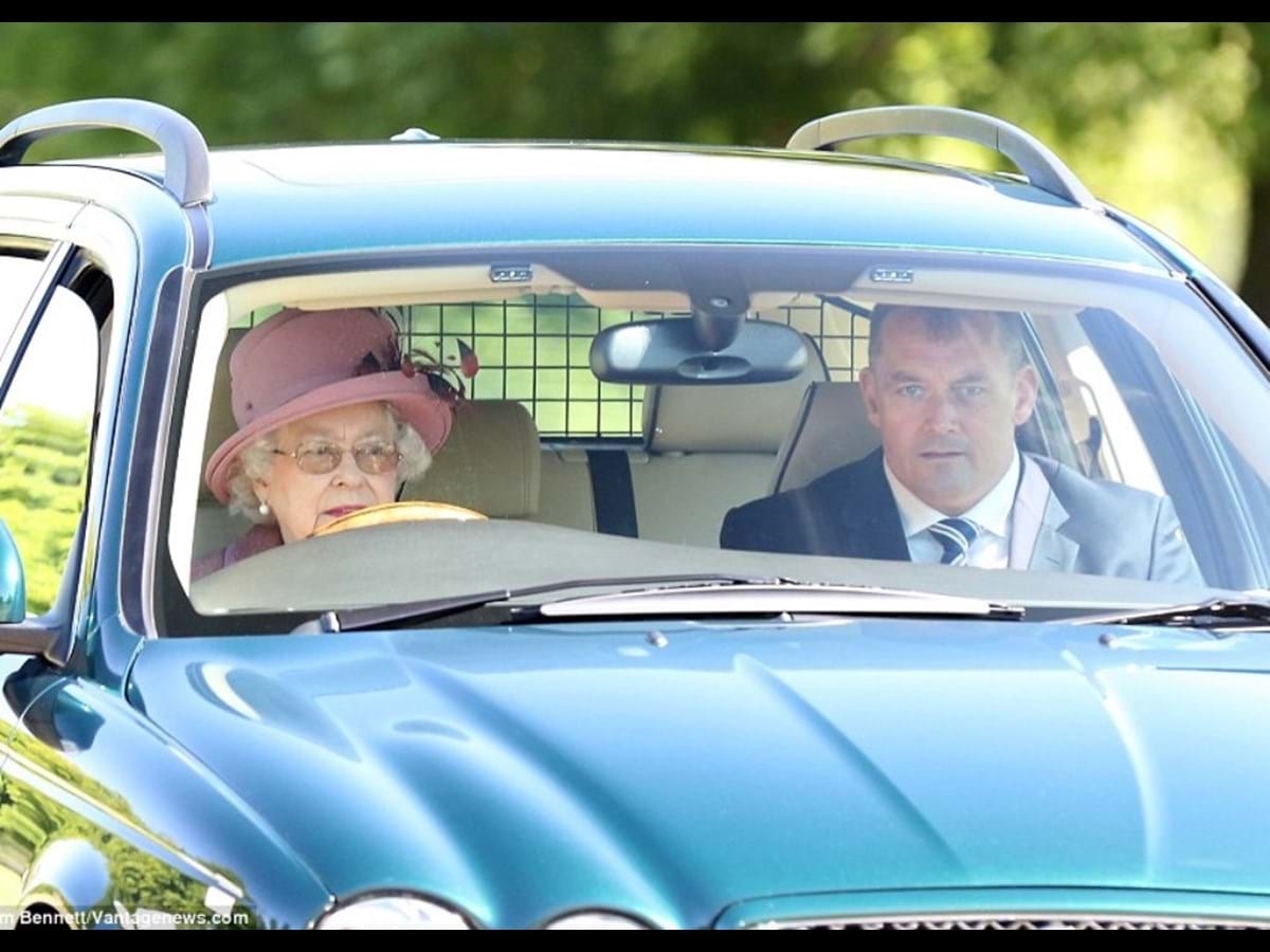 Продадоха на търг кола на кралица Елизабет за 39 200 лири