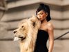 Остри критики към Кайли Дженър, появи се в Париж с лъвска глава върху роклята си (Снимки)