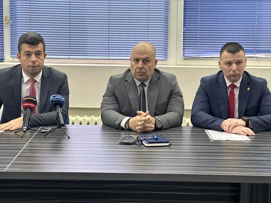 Районният прокурор Петър Петров изнесе подробности за стрелбата на тийнейджърите. До него е шефът на полицията Васил Костадинов.