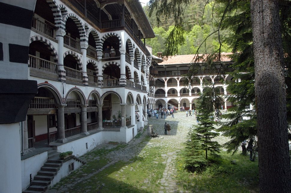 Рилският манастир е притегателен център за миряни от цяла България.