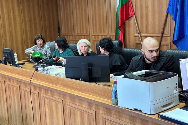 Съдебният състав, начело със съдия Михаела Добрева (в средата), си направи отвод.