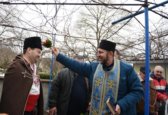 Жители и гости на варненското село Тополи отбелязаха деня на Св. Трифон СНИМКА: Орлин Цанев