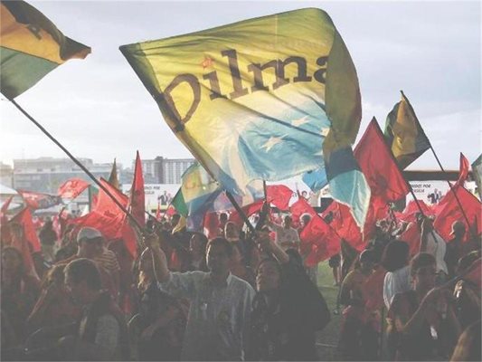 Привърженици на Дилма Русеф и Трудовата партия празнуват победата по улиците на столицата Бразилия.
СНИМКА: РОЙТЕРС