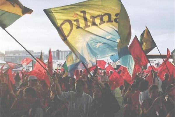 Привърженици на Дилма Русеф и Трудовата партия празнуват победата по улиците на столицата Бразилия.
СНИМКА: РОЙТЕРС