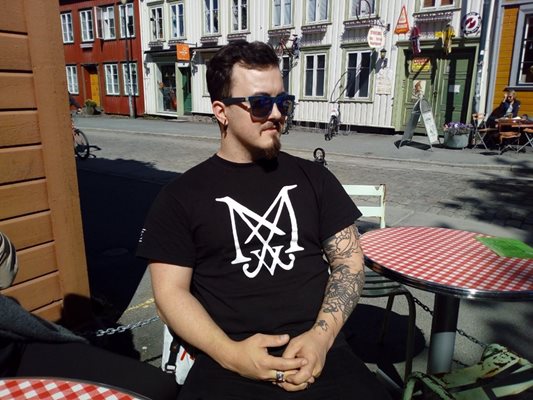 Синът на Светослав Аргиров - Кристофер, който свири в блек метъл банда в Норвегия.