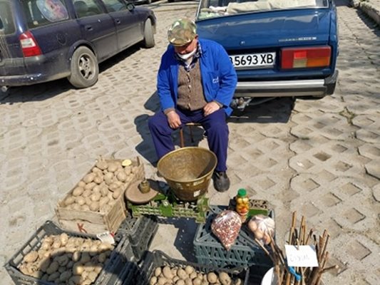 Бай Иван на 73 г. не се бои. 