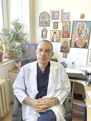 Проф. д-р Федя Николов, д.м., е началник на клиниката по кардиология в УМБАЛ “Свети Георги” в Пловдив от 2007 г.