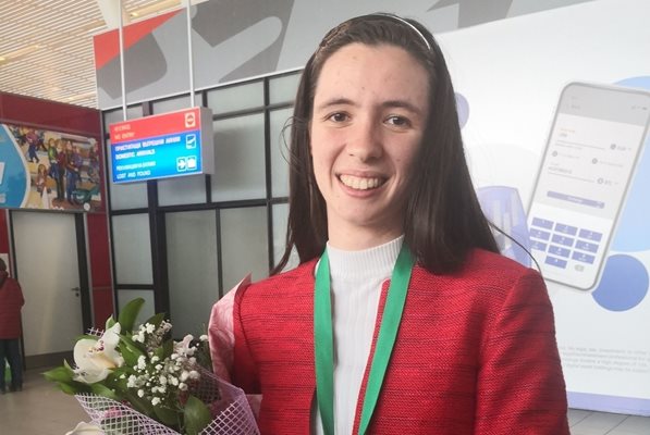 Мария Дренчева със златен медал от Европейската олимпиада по математика за момичета, проведена в Словения през април 2023 г.