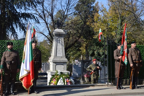 С панихида, военен ритуал, полагане на венци и цветя в Благоевград беше почетена паметта на 581 офицери и войници. СНИМКИ: Община Благоевград