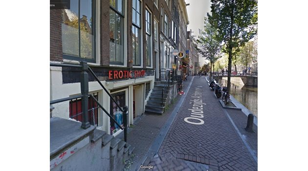 Някои от момичетата в групата са наемали витрини в Холандия, едната била на ул. “Моленстеех” в Амстердам.