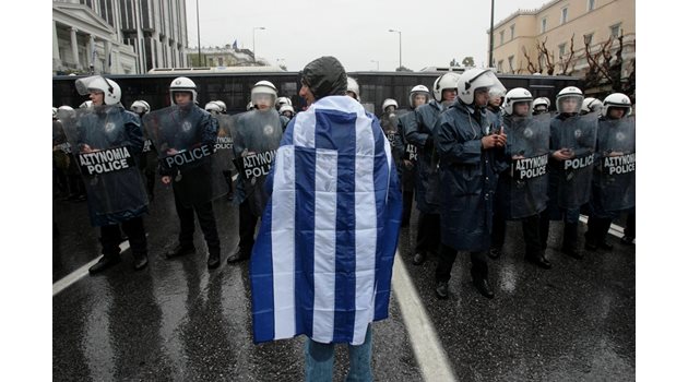 Депутати и монаси от Атон протестират в Атина срещу името Македония