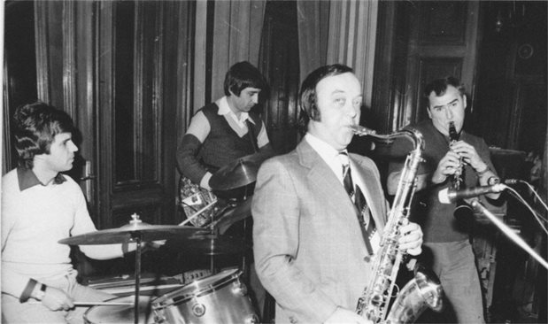 Един от първите джаз квартети на Петьо Парчето - Стайко Стайков - китара, Боби Русев - саксофон, Пламен Загоров - барабани, и Петър Парчето - кларинет.  
