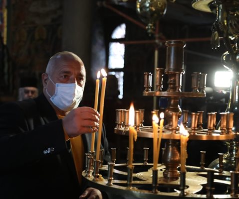 Бойко Борисов запали свещ в църквата на Рилския манастир в четвъртък. В обителта ГЕРБ е победител на изборите с 9 от подадени 22 гласа.

