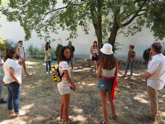 Наесен Първа езикова гимназия ще посрещне своите ученици първата в града екокласна стая на открито.