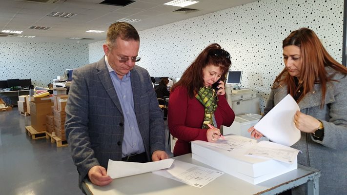 Дончо Барбалов проверява  печатането на данъчните съобщения, които в следващите дни ще бъдат разпратени до собствениците на недвижими имоти в София.