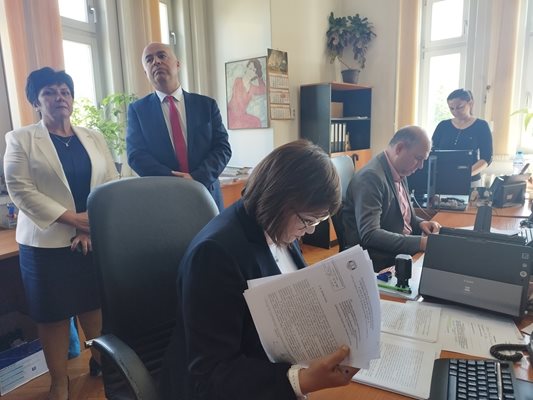 Корнелия Нинова прегледа документите срещу Борисов по делото "Барселонагейт".