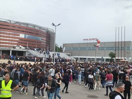 Огромна тълпа чака Джони Деп пред зала "Арена София"