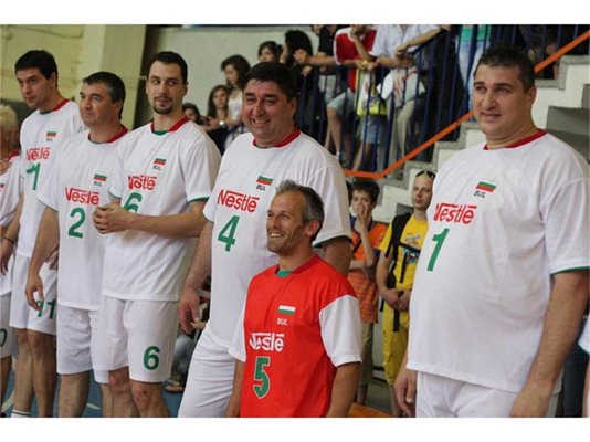 Йордан Йовчев играе добре волейбол въпреки, че не е от най-високите. Който не вярва, да пита Любо Ганев (крайния вдясно).
