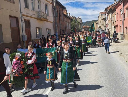 Жени и деца, пременени в народни носии, обхождат целия Батак.