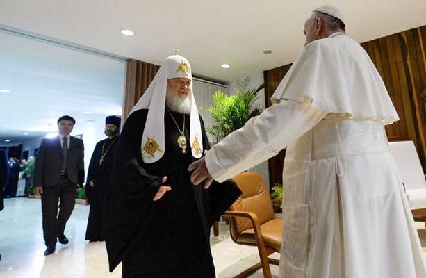 Руският патриарх Кирил и папа Франциск готвят прегръдка между православието и католицизма.