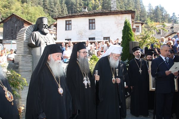 Патриарх Неофит пред паметника на екзарх Стефан в родното му село