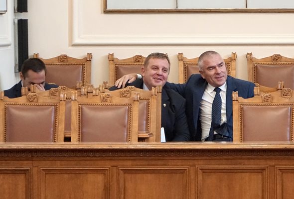 Въпреки разминаването на позициите Веселин Марешки отиде да прегърне военния министър Красимир Каракачанов.  СНИМКА: ДЕСИСЛАВА КУЛЕЛИЕВА