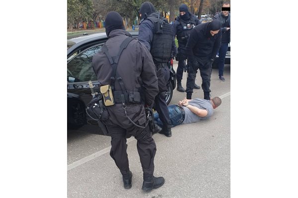 Зрелищният арест на старозагореца е станал на столичния бул."Т.Каблешков".Снимки: МВР