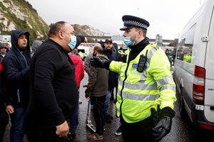 Втори по-заразен щам в Англия, тираджии се бият с полицаи