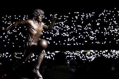Статуята на Марадона, открита преди мача на "Наполи" с "Лацио". СНИМКА: РОЙТЕРС