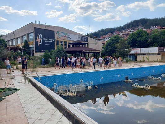 Кирил Петков и симпатизанти на ПП в изоставения аква парк в Благоевград. СНИМКА: Община Благоевград