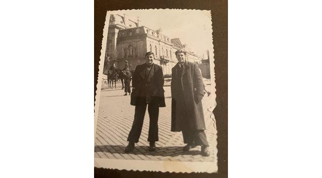 Столичани се разхождат по жълтите павета пред царския дворец в началото на 40-те години на XX век.
СНИМКА: ЛИЧЕН АРХИВ