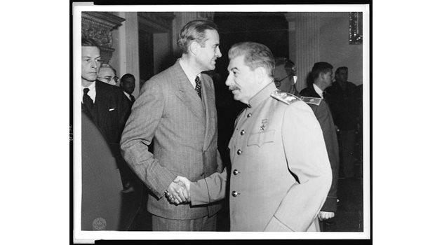 Сталин се ръкува с американския посланик в СССР през 1944 г. Уилям Хариман.