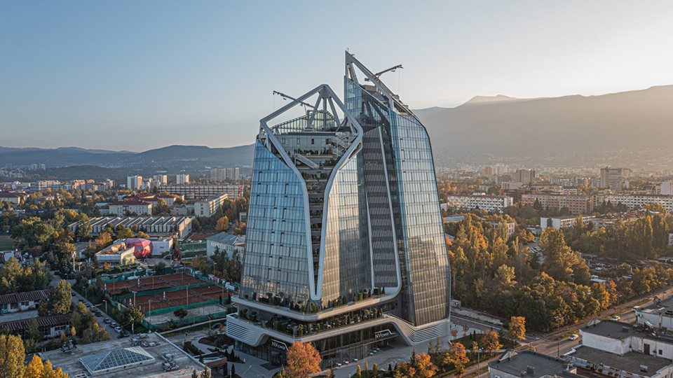 NV Tower, най-зелената сграда в София, впечатли и като 107-метров трикольор