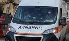 Микробус блъсна линейка с включени светлини в Пловдив, пострада лекарят