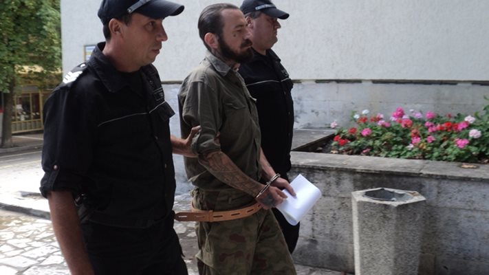 Съдебна охрана води Никола Манчев в съда в Сандански.