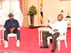 Рапърът Кание Уест подари на президента на Уганда чифт маратонки (Снимки)