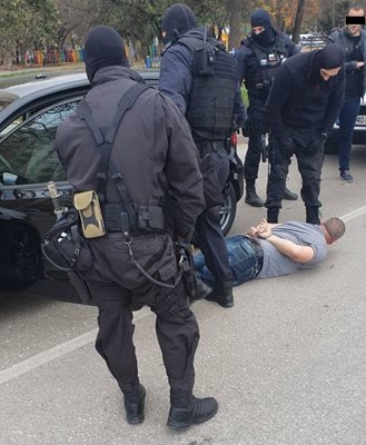 Зрелищният арест на старозагореца е станал на столичния бул."Т.Каблешков".Снимки: МВР