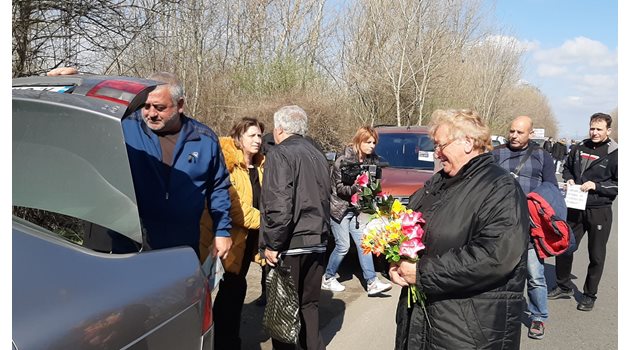 Бабата и бащата на загиналия Тодор пристигат за протеста.