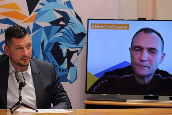 Председателят на партията"Българско лято"  Борил Соколов пред екрана, на който Васил Божков се включи на живо от Дубай. СНИМКА: РУМЯНА ТОНЕВА