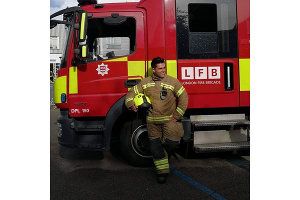 Николай Пенчев заминава за Великобритания преди 4 години и става пожарникар. 