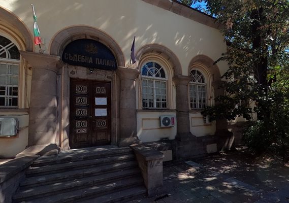 Районният съд в Първомай. Снимка: Google Street View
