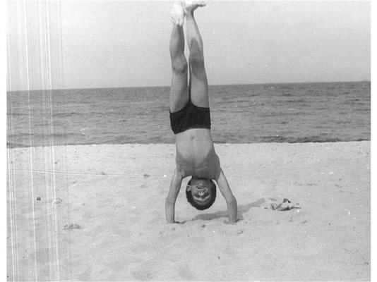 Бъдещият ас в гимнастиката още от дете е харесвал подобни упражнения.