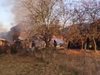 Огнено бедствие в село Говедарци, хората гасят с кофи вода, за да спасят имуществото си (Видео)