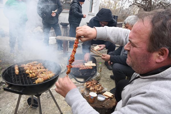 Жители и гости на варненското село Тополи отбелязаха деня на Св. Трифон СНИМКА: Орлин Цанев