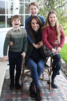 Кейт Мидълтън с трите си деца - Джордж, Шарлот и Луи

СНИМКА: Х
