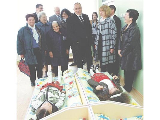 Премиерът Бойко Борисов и кметът на София Йорданка Фандъкова откриха нова детска градина в с. Лозен. Тя е за 80 деца, а инвестицията е 3,040 млн. лв.
СНИМКА: РУМЯНА ТОНЕВА